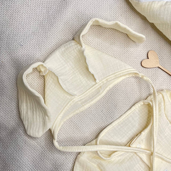 Б-221 Чепчик из муслина с ушками зайки